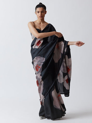 Evoluzione: Reinventing Tradition with Contemporary Flair in Traditional Sarees