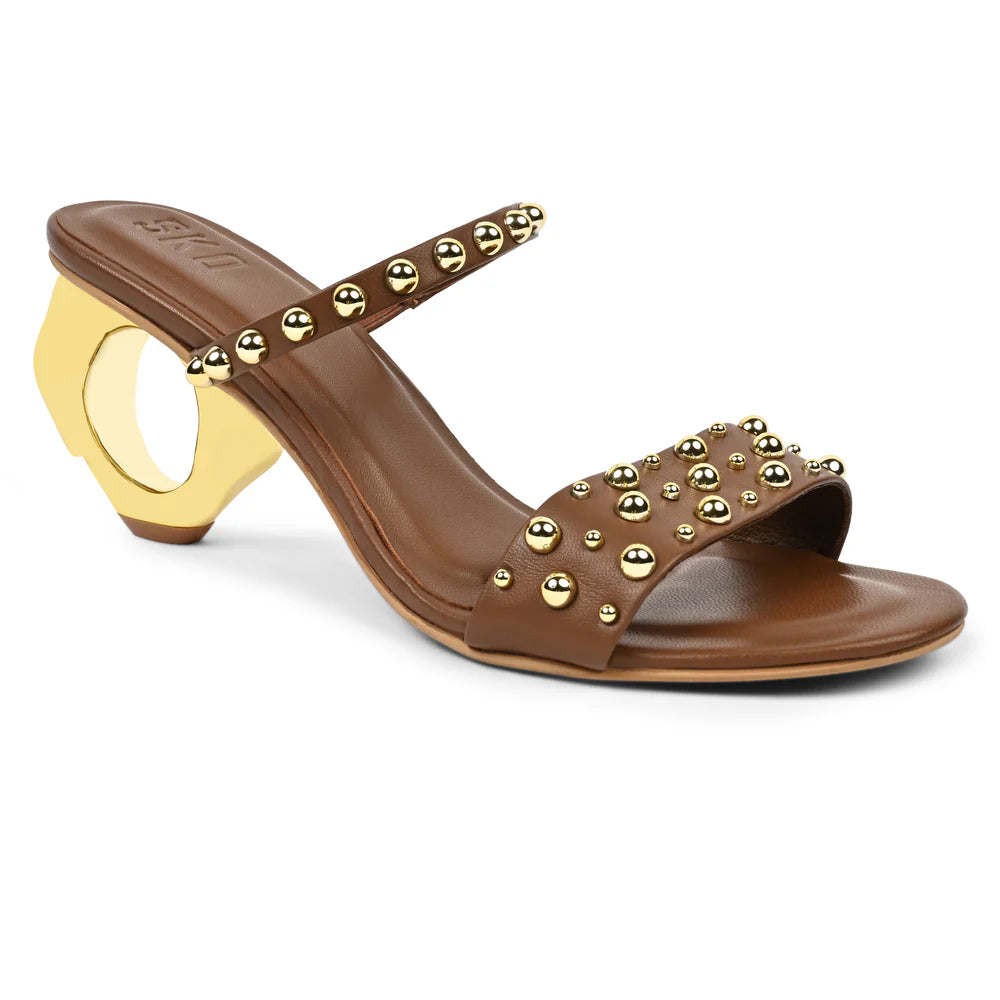 Kat In Tan Heel