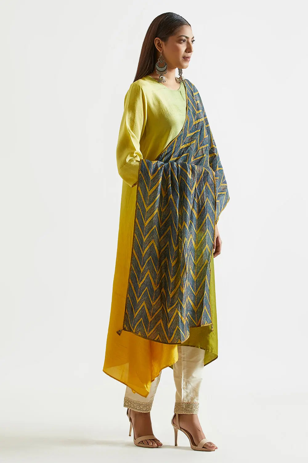 Assyemtrical Ombre Kurta with Stole (2pc)