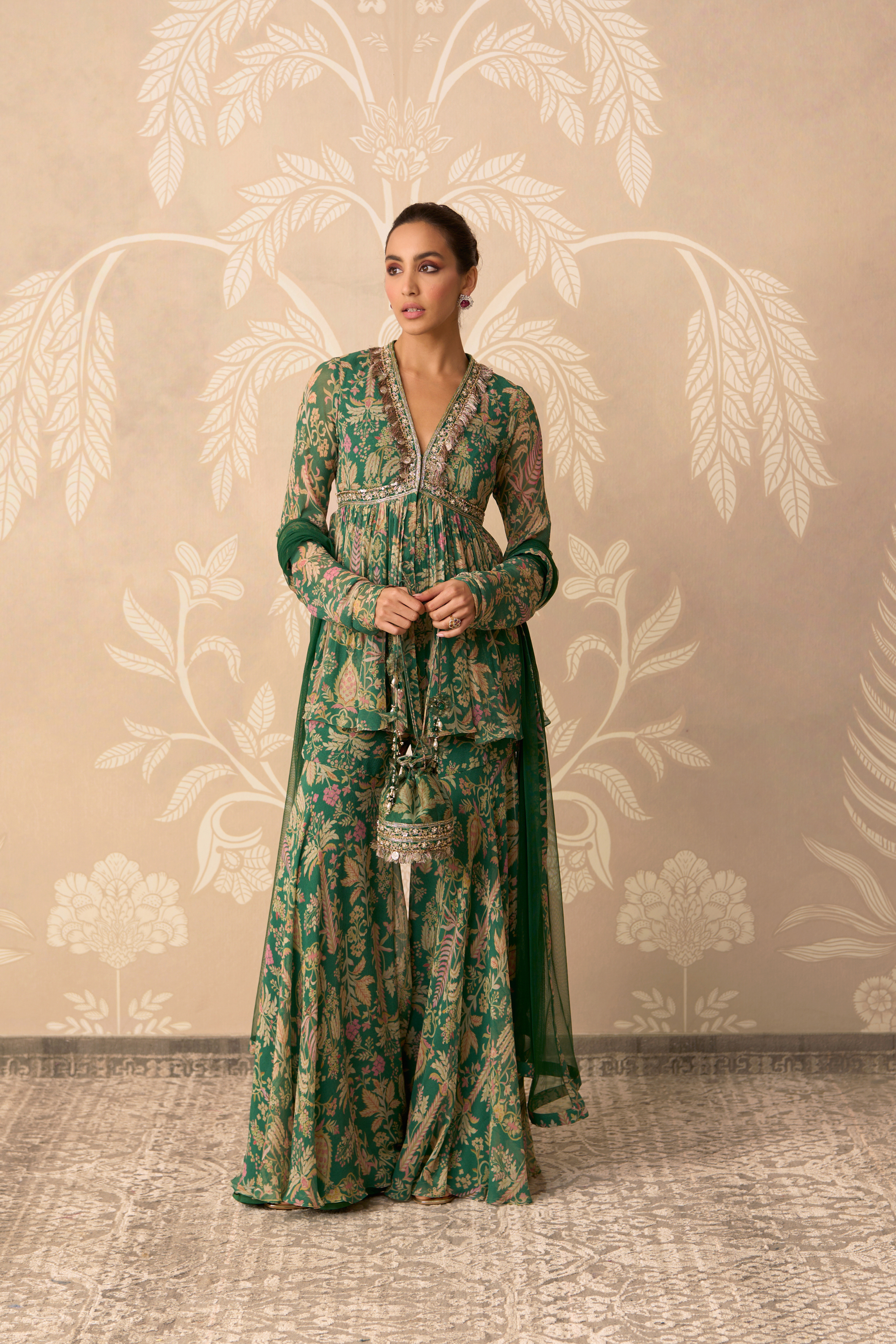 Nazneen Peplim
garara Set