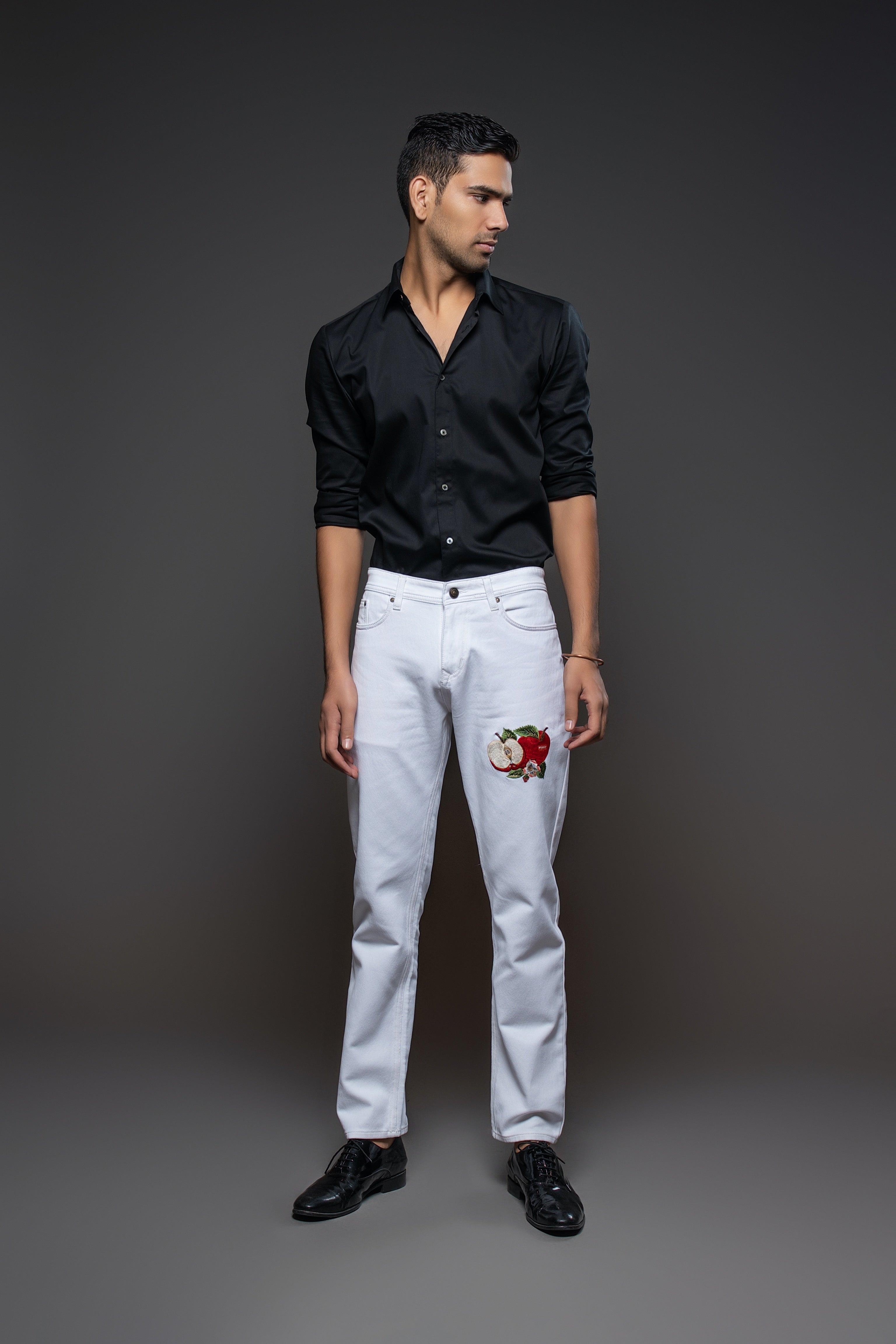 Light Off White Jeans With apple Embroidery