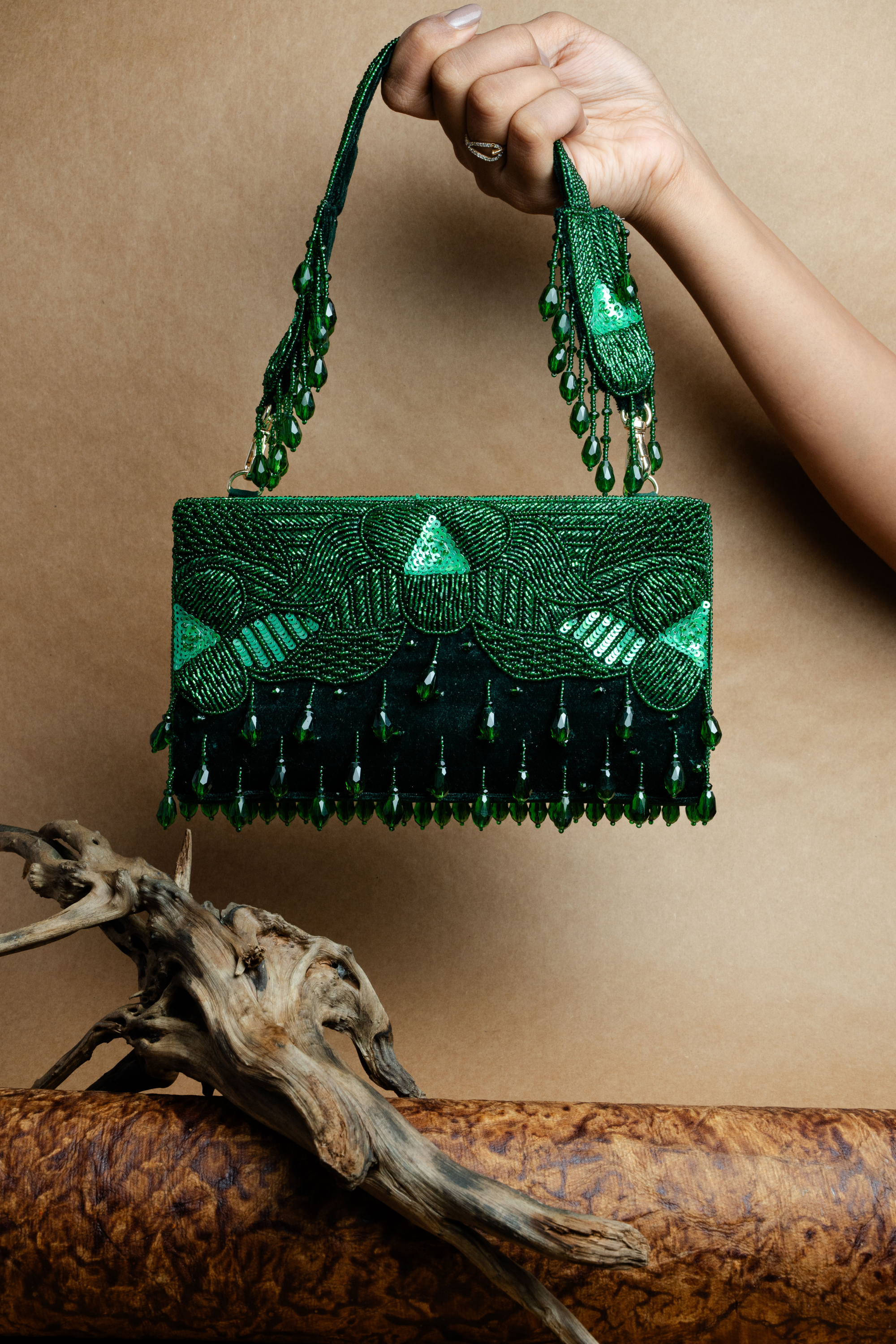 Ornate Radiance Kasse Emerald Allure