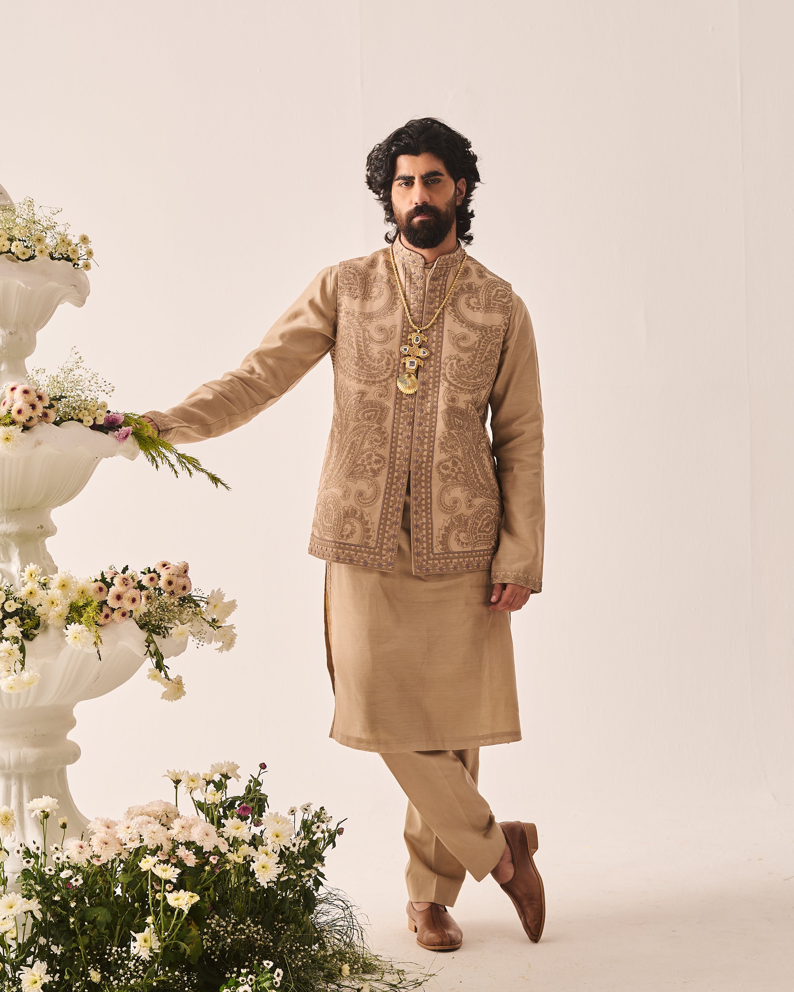 Paisley Bageecha Kurta With Pants And Bundi